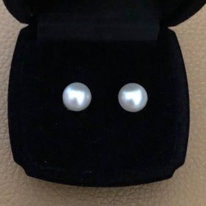 Akoya pearl earrings in 18K white gold